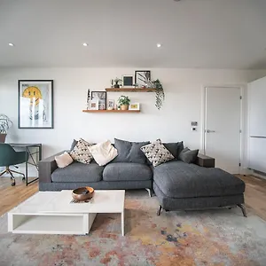 Stunning Riverside View Apartment, Near Canary Wharf & O2 , London United Kingdom