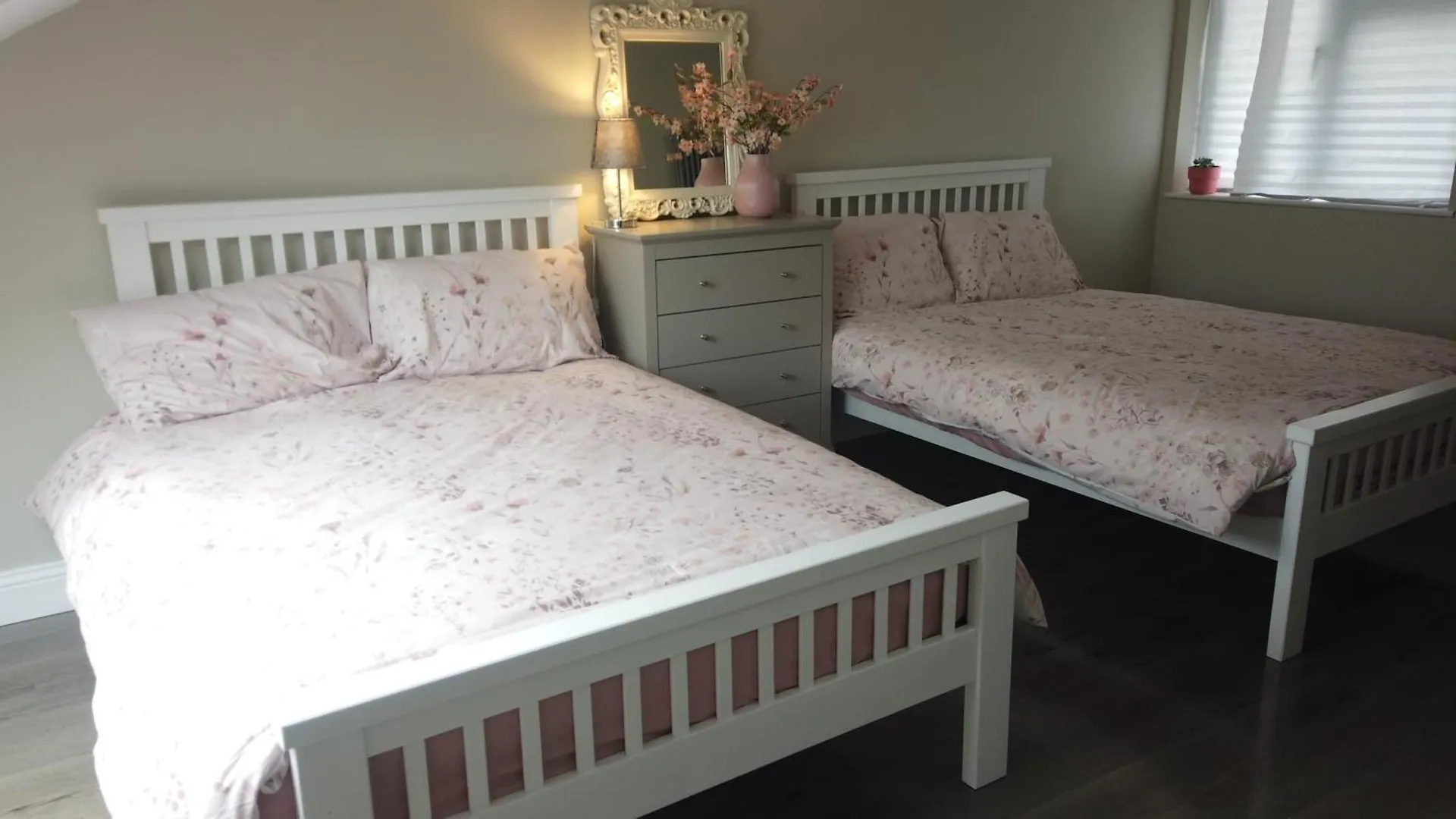 Green Gate Apartment London Homestay
